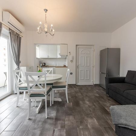House Niko M With 6 Apartments Split Bagian luar foto