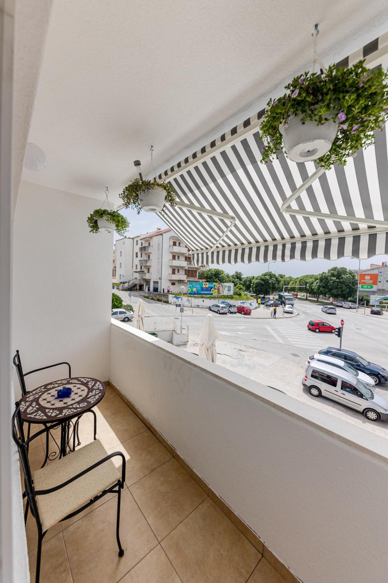 House Niko M With 6 Apartments Split Bagian luar foto