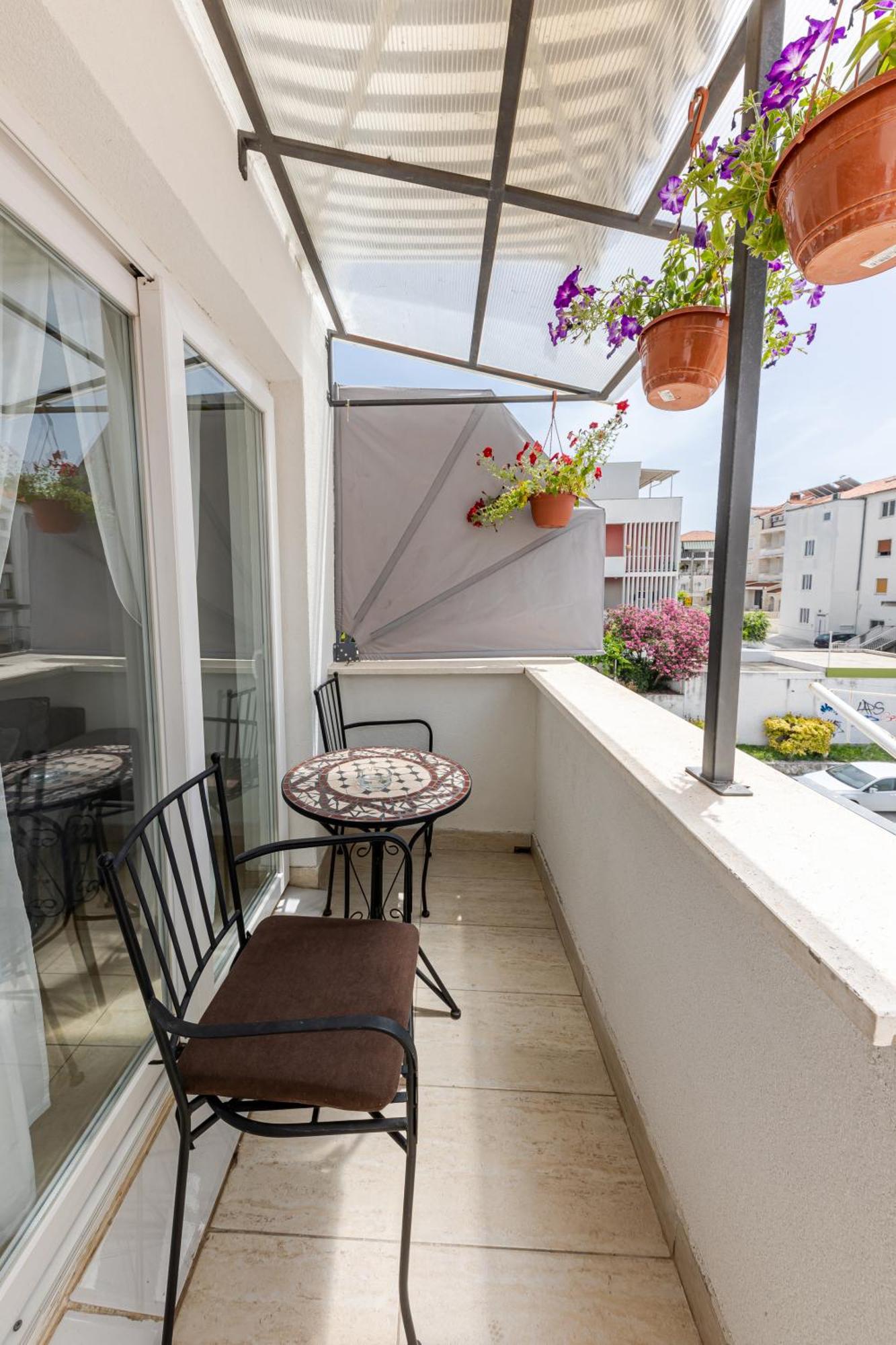 House Niko M With 6 Apartments Split Bagian luar foto