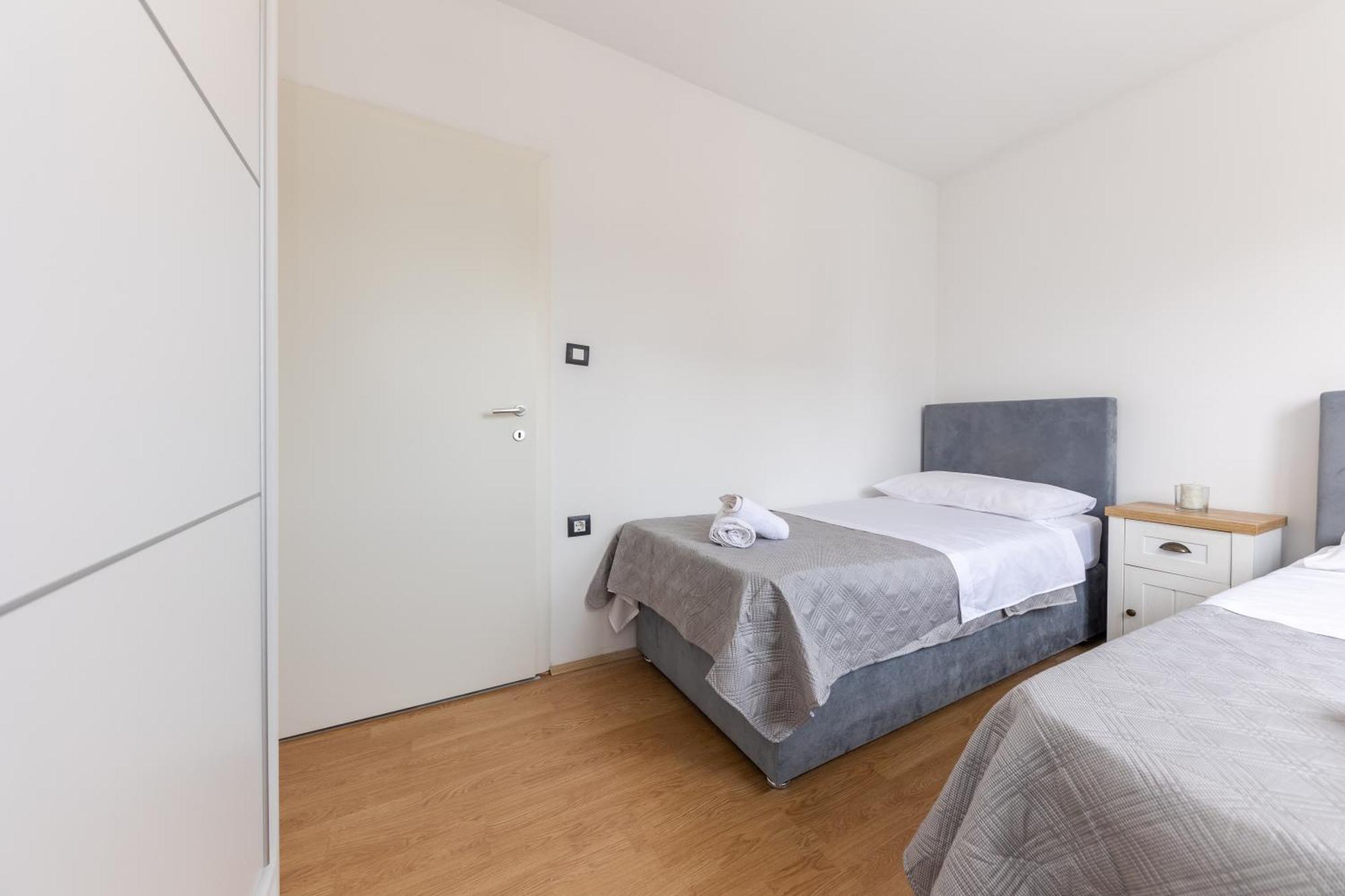 House Niko M With 6 Apartments Split Bagian luar foto
