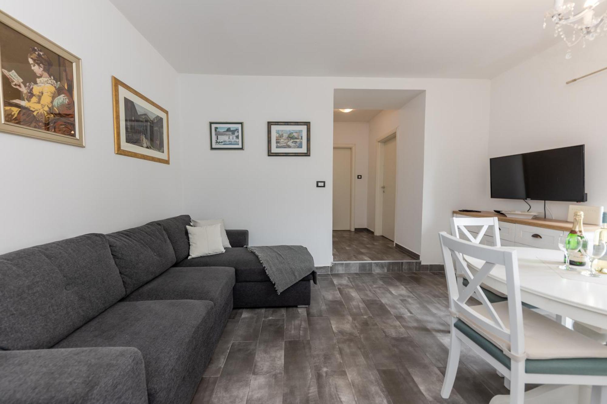 House Niko M With 6 Apartments Split Bagian luar foto